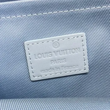 LV M23765 Louis Vuitton Pilot Slingbag Světle modrá