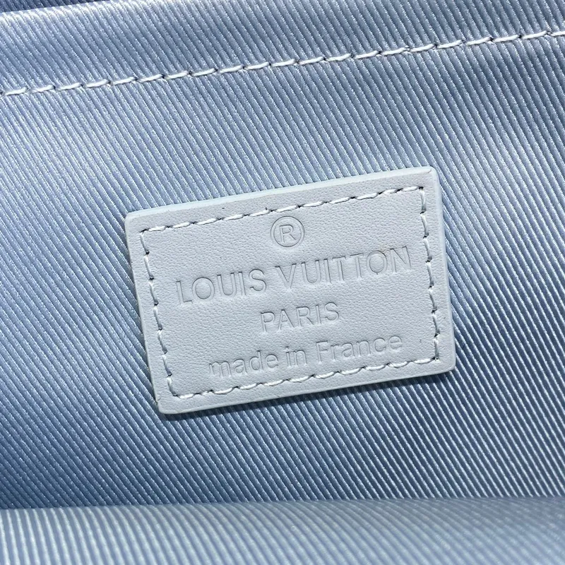 LV M23765 Louis Vuitton Pilot Slingbag Světle modrá