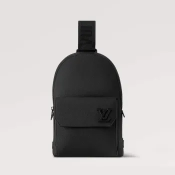 LV M23736 Louis Vuitton Pilot Slingbag Černá