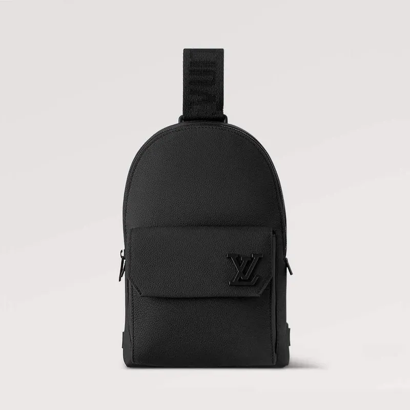 LV M23736 Louis Vuitton Pilot Slingbag Černá