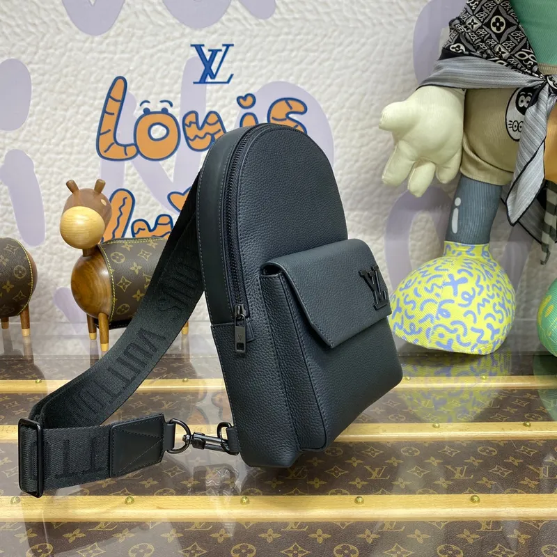 LV M23736 Louis Vuitton Pilot Slingbag Černá