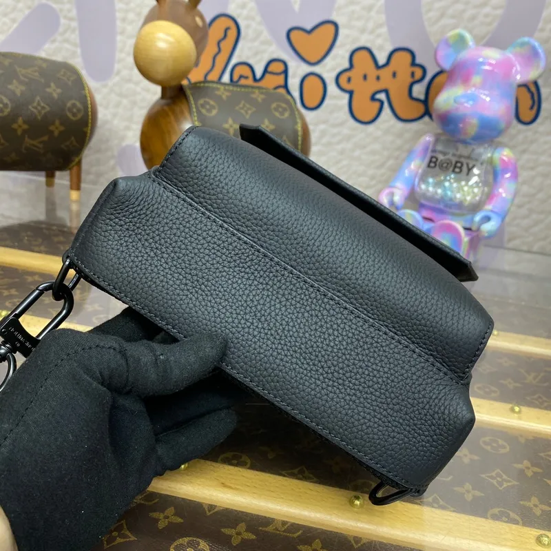 LV M23736 Louis Vuitton Pilot Slingbag Černá