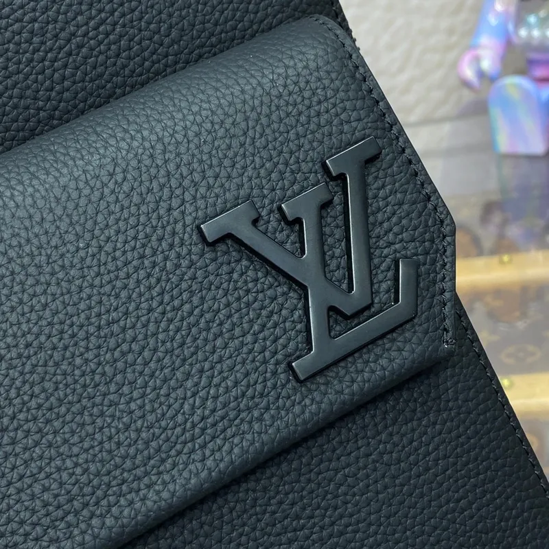 LV M23736 Louis Vuitton Pilot Slingbag Černá