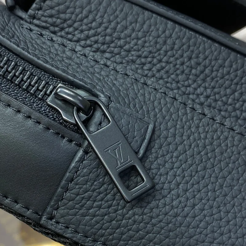 LV M23736 Louis Vuitton Pilot Slingbag Černá