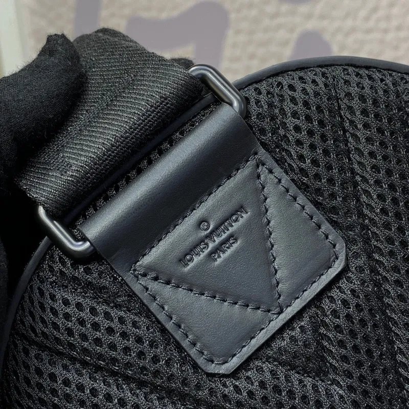 LV M23736 Louis Vuitton Pilot Slingbag Černá