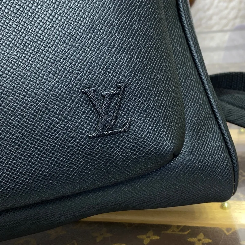 LV M30977 Louis Vuitton Avenue Batoh Taiga hovězí kůže Černý
