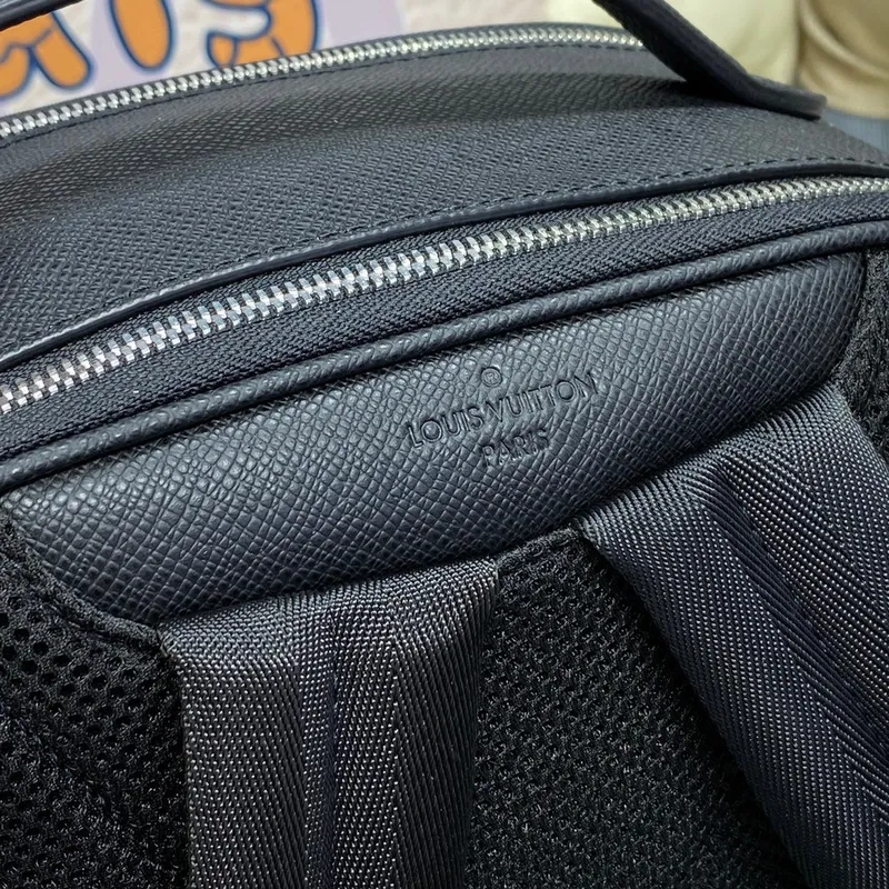 LV M30977 Louis Vuitton Avenue Batoh Taiga hovězí kůže Černý