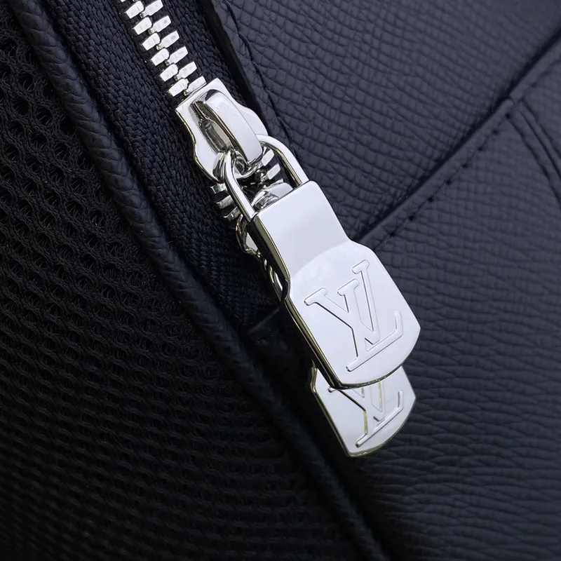 LV M30977 Louis Vuitton Avenue Batoh Taiga hovězí kůže Černý