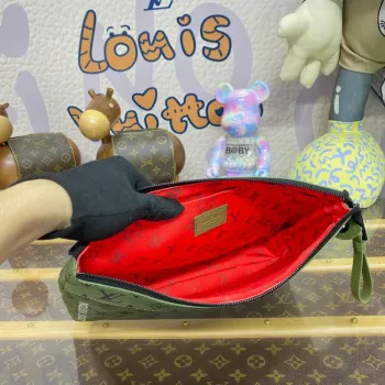 LV M82800 Louis Vuitton Pochette Voyage Souple Khaki Zelená/Vermilion Červená