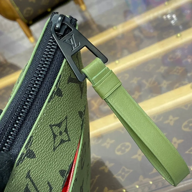 LV M82800 Louis Vuitton Pochette Voyage Souple Khaki Zelená/Vermilion Červená