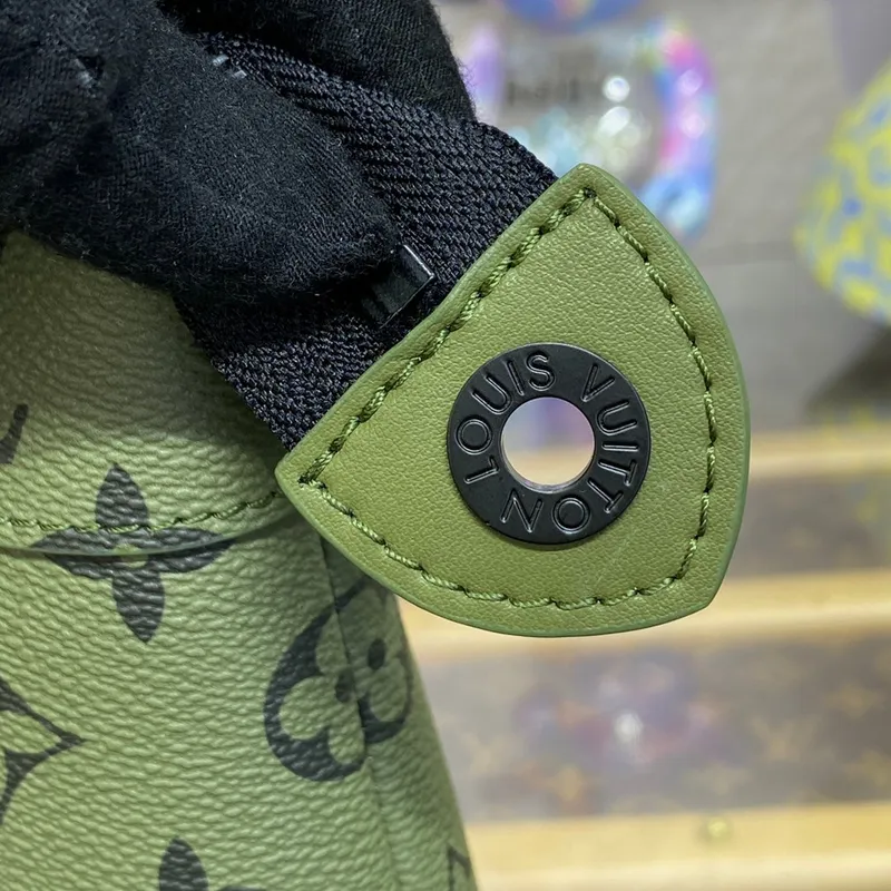 LV M82800 Louis Vuitton Pochette Voyage Souple Khaki Zelená/Vermilion Červená