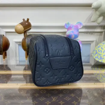 LV M59478 Louis Vuitton Dopp Kit Taurillon Monogram kůže Černá