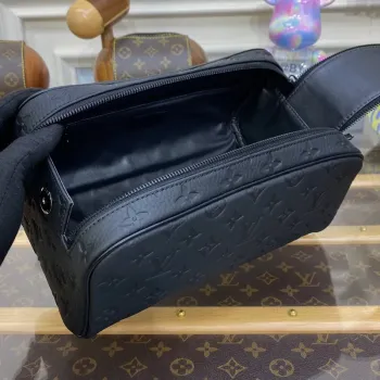 LV M59478 Louis Vuitton Dopp Kit Taurillon Monogram kůže Černá