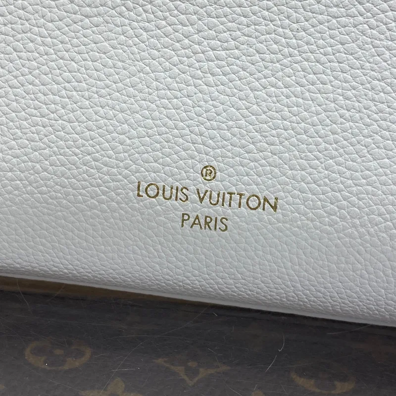 LV M23637 Louis Vuitton  Lock & Go Bag Lockme z jemné telecí kůže Quartz White