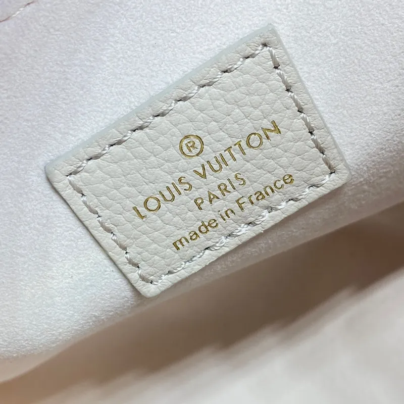 LV M23637 Louis Vuitton  Lock & Go Bag Lockme z jemné telecí kůže Quartz White