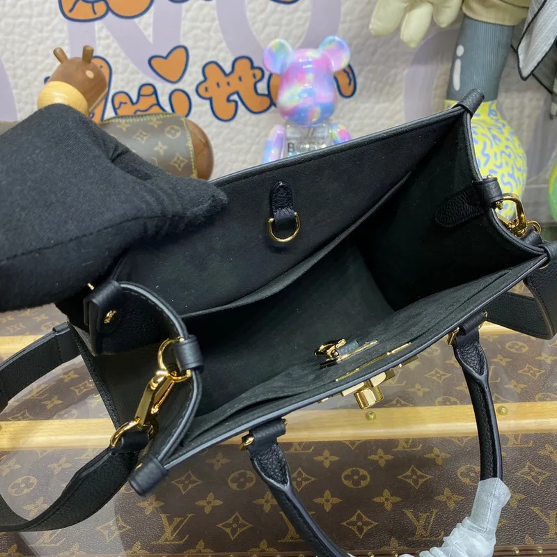 LV M22311 Louis Vuitton  Lock & Go Bag Lockme z jemné telecí kůže černé barvy
