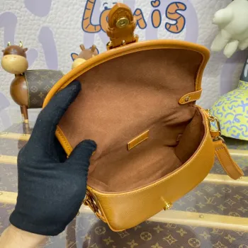 LV M23471 Louis Vuitton Saumur BB Kabelka Safran Hnědá