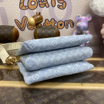 LV M24564 Louis Vuitton Coussin PM Kabelka z jehněčí kůže Světle modrá