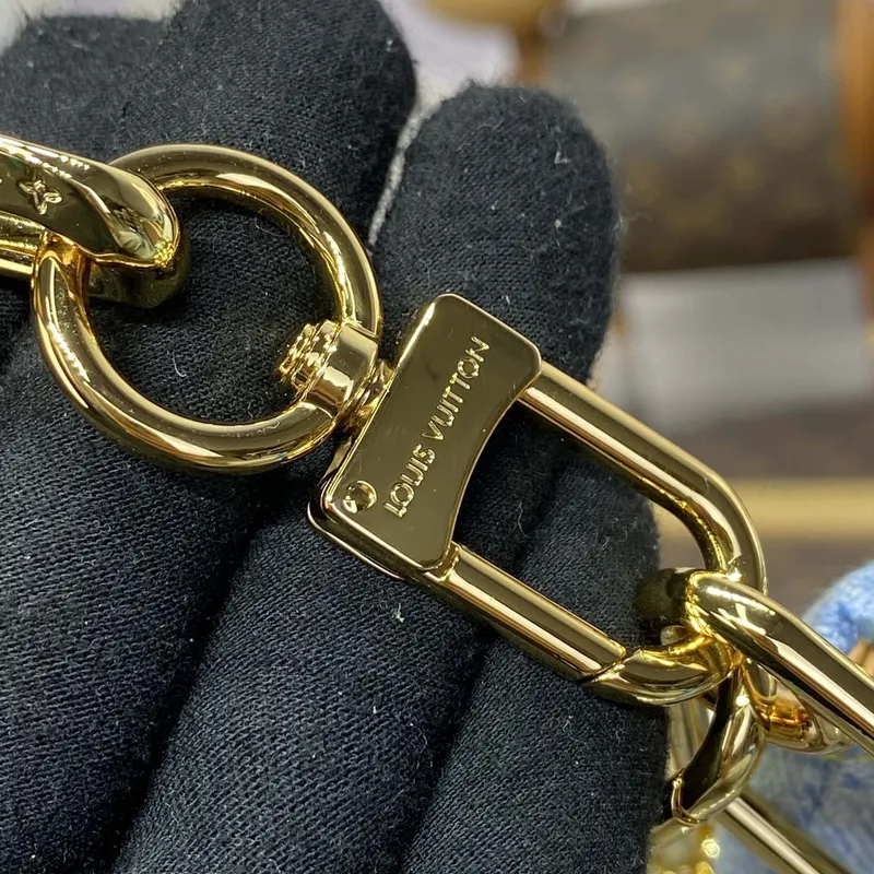 LV M24564 Louis Vuitton Coussin PM Kabelka z jehněčí kůže Světle modrá