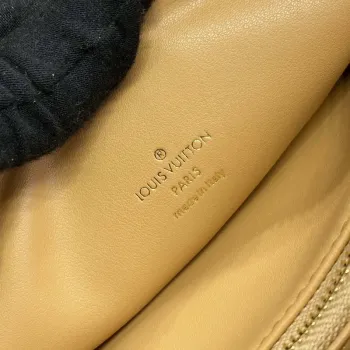 LV M24564 Louis Vuitton Coussin PM Kabelka z jehněčí kůže Světle modrá