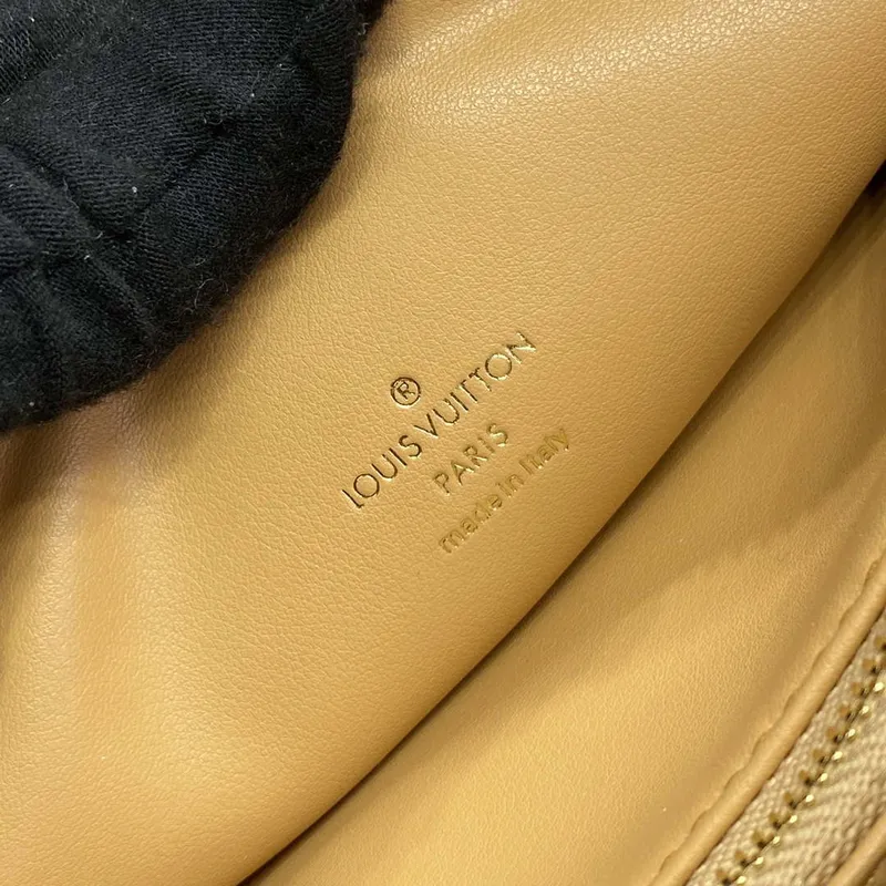 LV M24564 Louis Vuitton Coussin PM Kabelka z jehněčí kůže Světle modrá