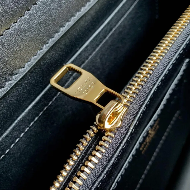 LV M24607 Louis Vuitton Capucines GM Souple Kabelka Černá