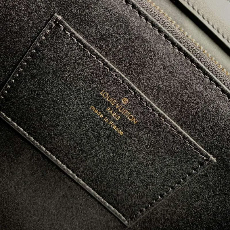 LV M24607 Louis Vuitton Capucines GM Souple Kabelka Černá