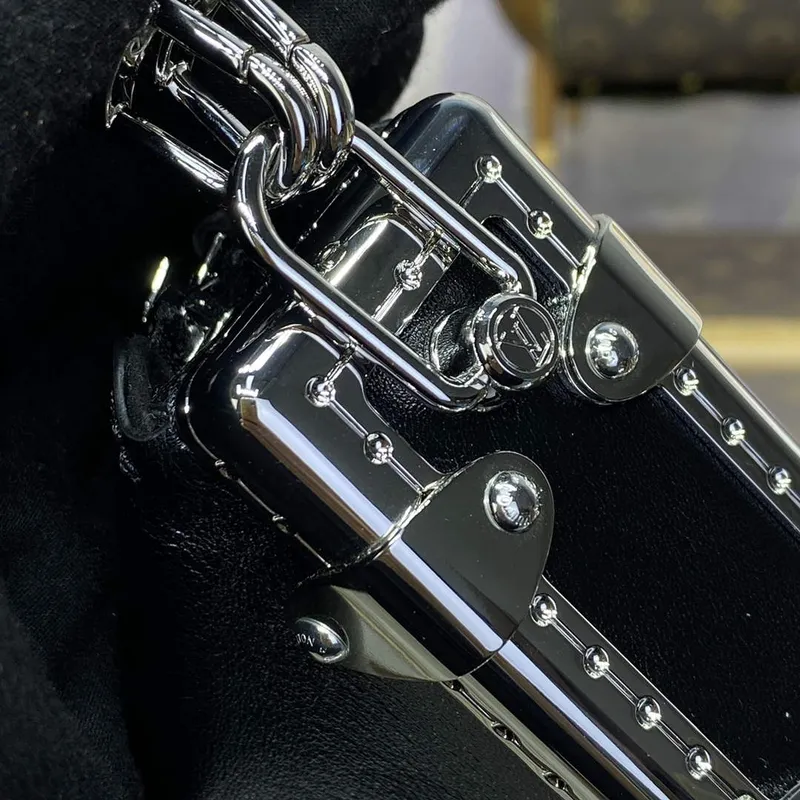 LV M25445 Louis Vuitton Slim Trunk Bag Černá
