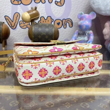 LV M11461 Louis Vuitton Pochette Métis Kabelka Korálová