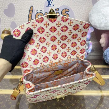 LV M11461 Louis Vuitton Pochette Métis Kabelka Korálová