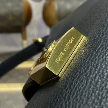 LV M24611 Louis Vuitton Nízká klíčová taška přes rameno černá