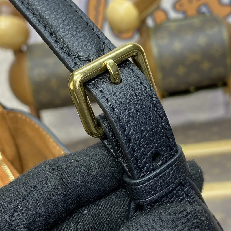 LV M24611 Louis Vuitton Nízká klíčová taška přes rameno černá
