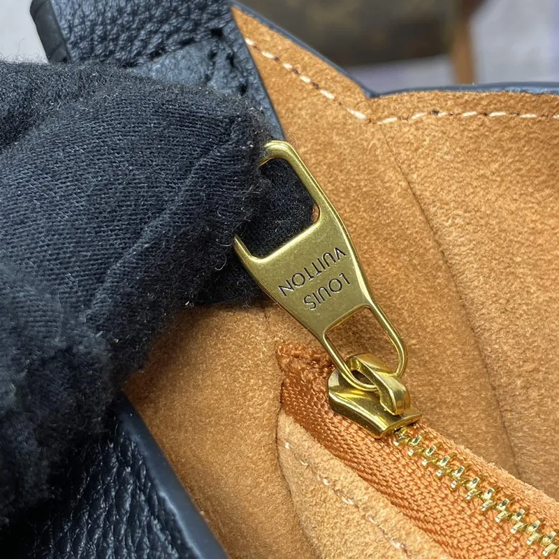 LV M24611 Louis Vuitton Nízká klíčová taška přes rameno černá