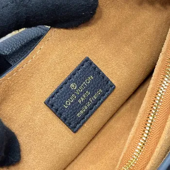 LV M24611 Louis Vuitton Nízká klíčová taška přes rameno černá