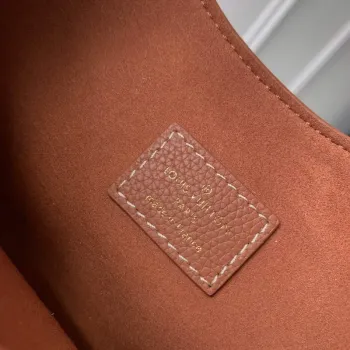 LV M24885 Louis Vuitton Nízká klíčová taška přes rameno Cognac Hnědá