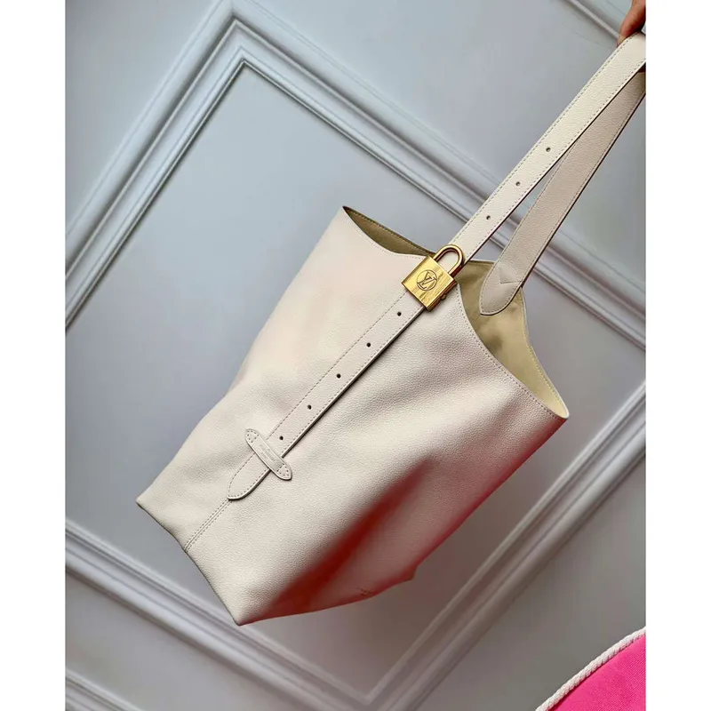 LV M25022 Louis Vuitton Low Key Hobo MM Kabelka v barvě vápencově šedé