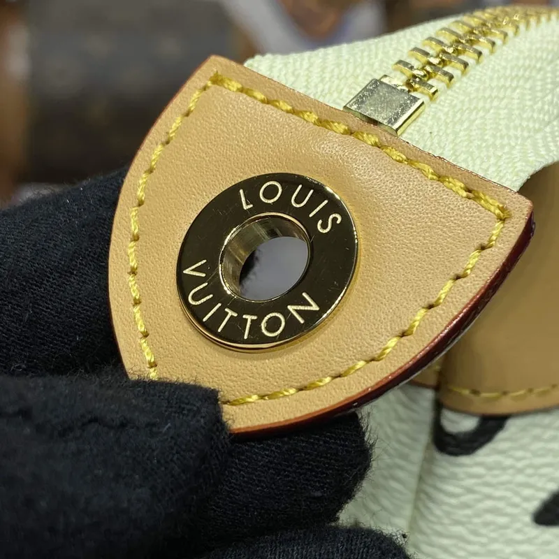 LV M83568 Louis Vuitton Pochette Voyage Souple Vanilla