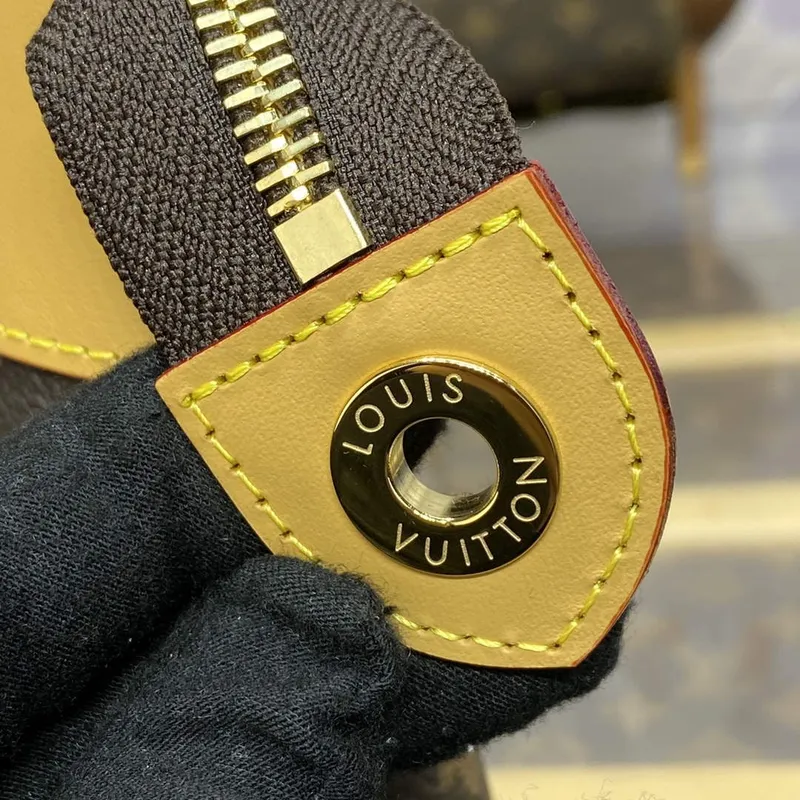 LV M83568 Louis Vuitton Pochette Voyage Souple Čokoláda