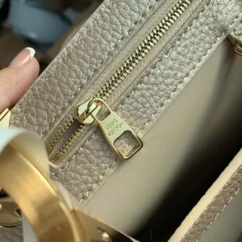 LV M22436 Louis Vuitton Capucines MM Kabelka Griotte Perleťová khaki