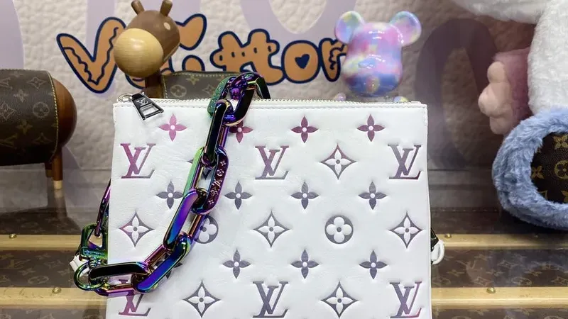 LV M23617 Louis Vuitton Coussin BB Bílá — Ikonická polstrovaná kabelka s iridescentním leskem