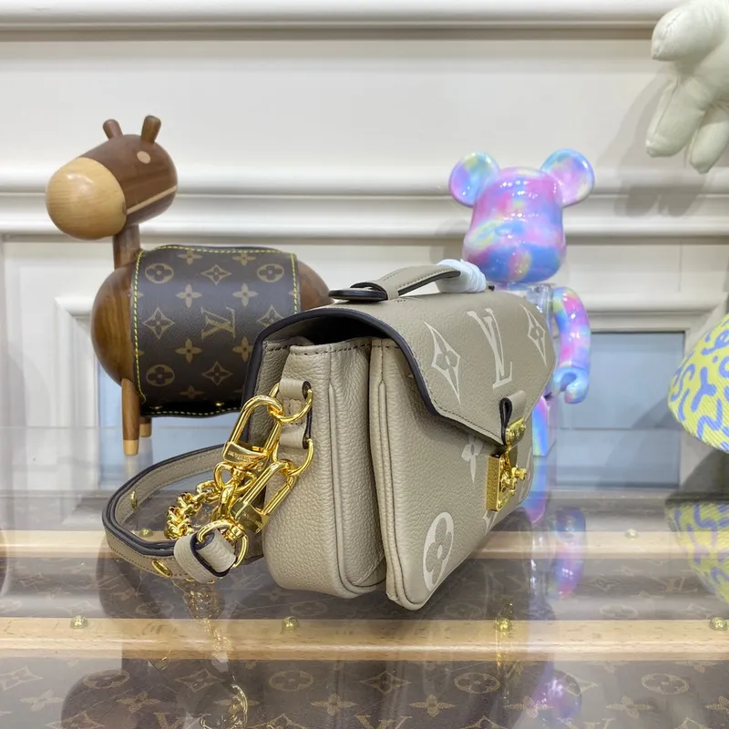 LV M23081 Louis Vuitton Pochette Métis East West taška Monogram Empreinte kůže Holub/Směs krémová