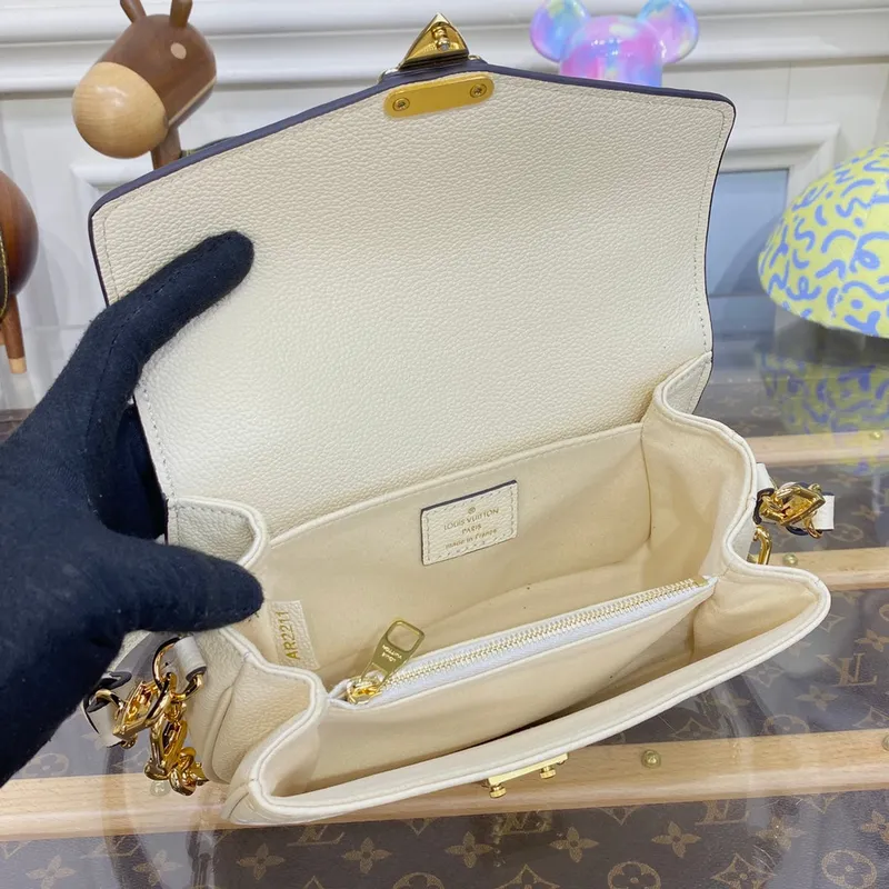 LV M22942 Louis Vuitton Pochette Métis East West taška Monogram Empreinte kůže Crème Beige