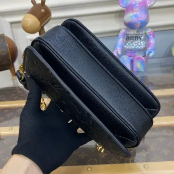 LV M46595 Louis Vuitton Pochette Métis East West taška Monogram Empreinte kůže černá
