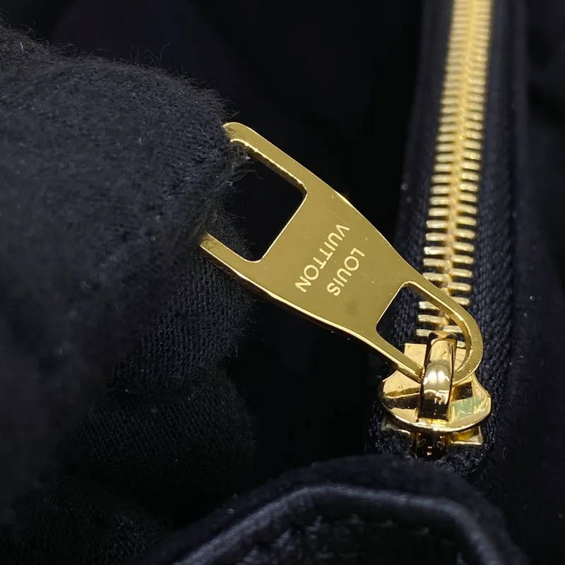 LV M46595 Louis Vuitton Pochette Métis East West taška Monogram Empreinte kůže černá