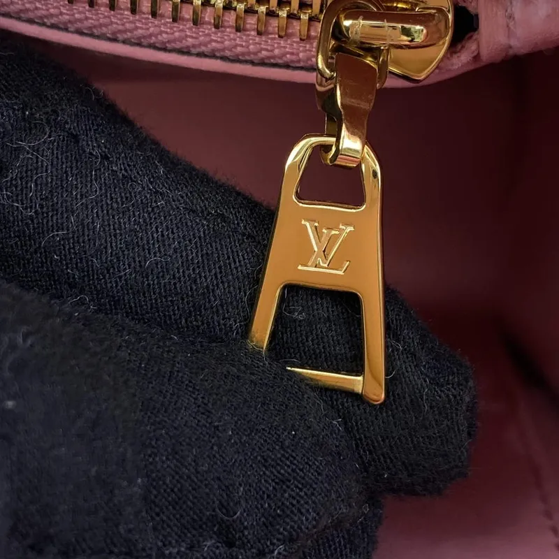 Louis Vuitton LV M21320 Twist MM Kabelka Růžová