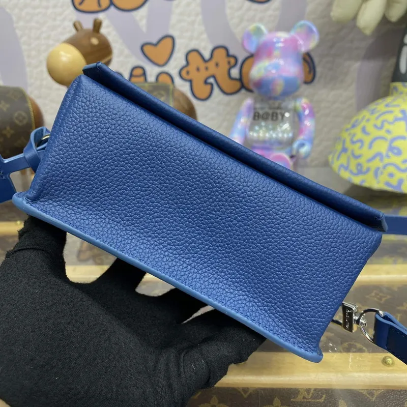 LV M82804 Louis Vuitton Fastline Wearable Wallet Tmavě modrá