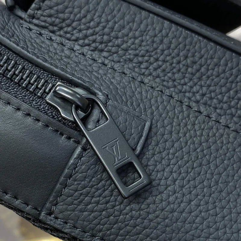 LV M23736 Louis Vuitton Pilot Slingbag Černá