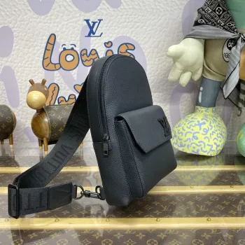 LV M23736 Louis Vuitton Pilot Slingbag Černá