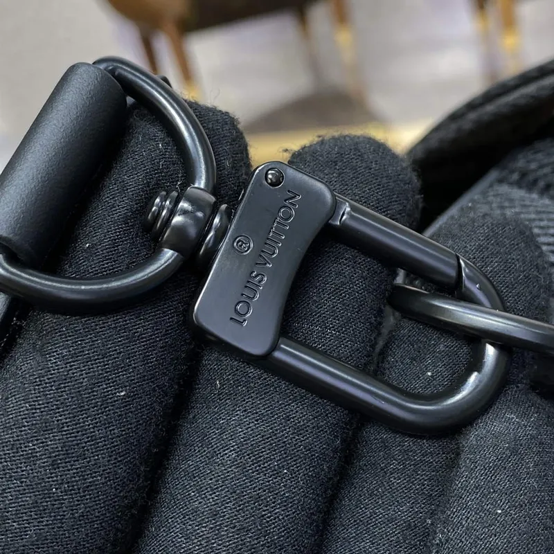 LV M23736 Louis Vuitton Pilot Slingbag Černá