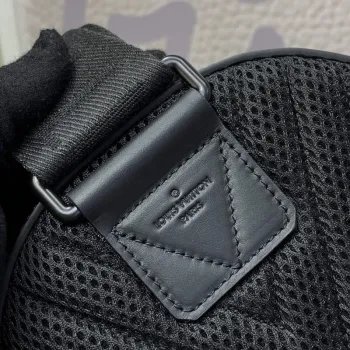 LV M23736 Louis Vuitton Pilot Slingbag Černá